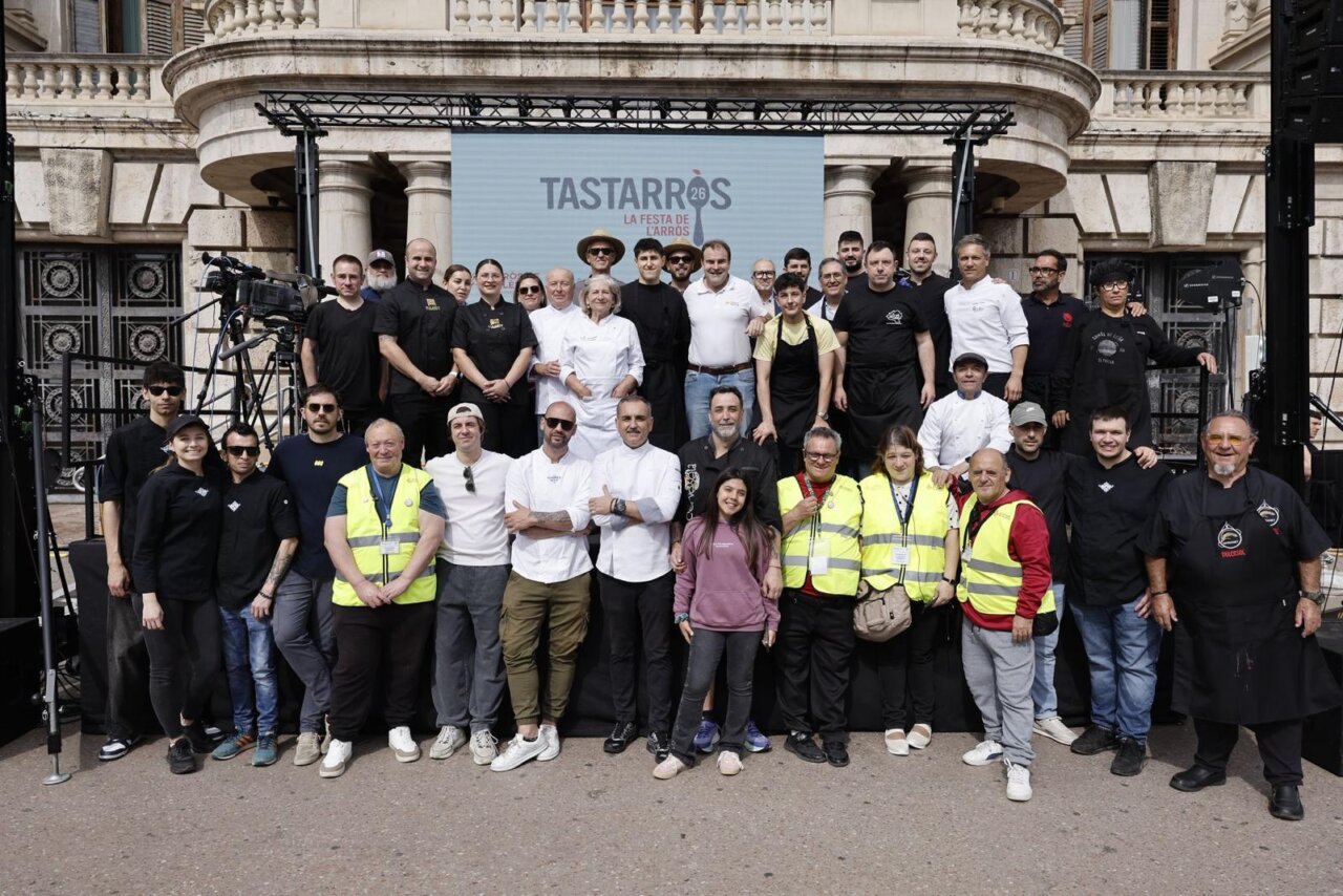 Participantes del TastArròs en la plaza del Ayuntamiento de València