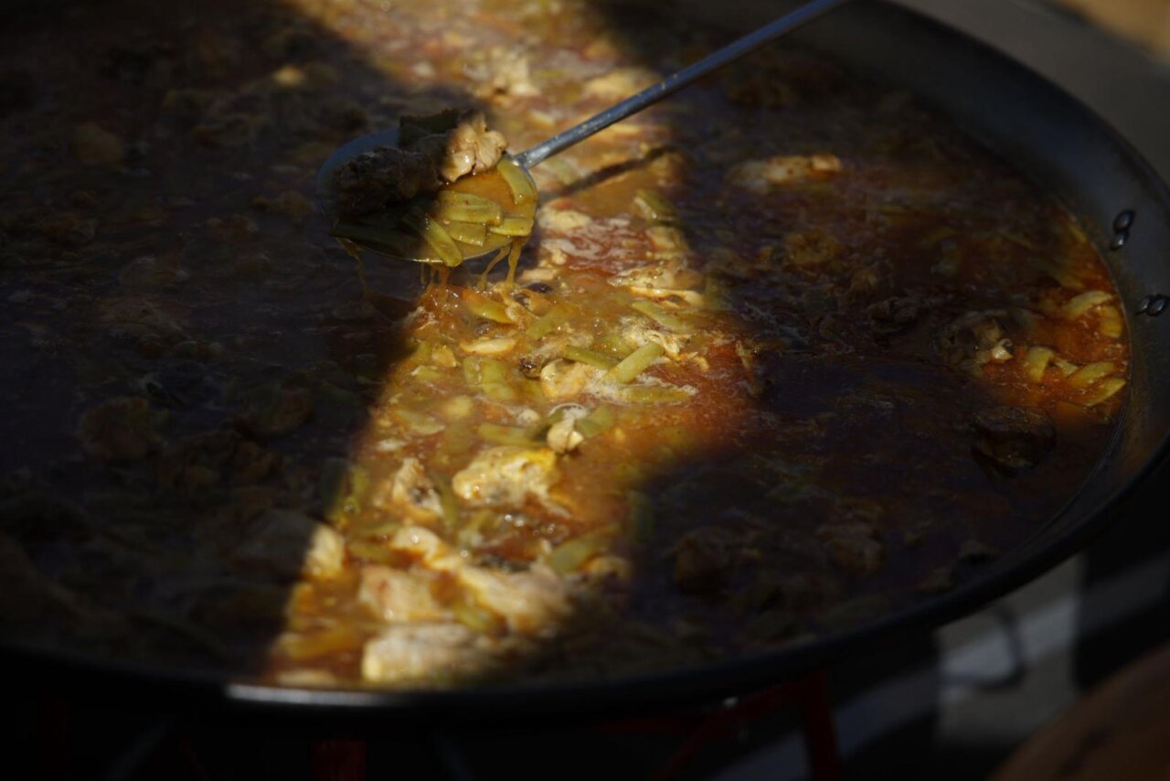 Plato de arroz con carne y verduras en el TastArròs de València
