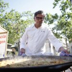 Chef cocinando paella en el TastArròs de València