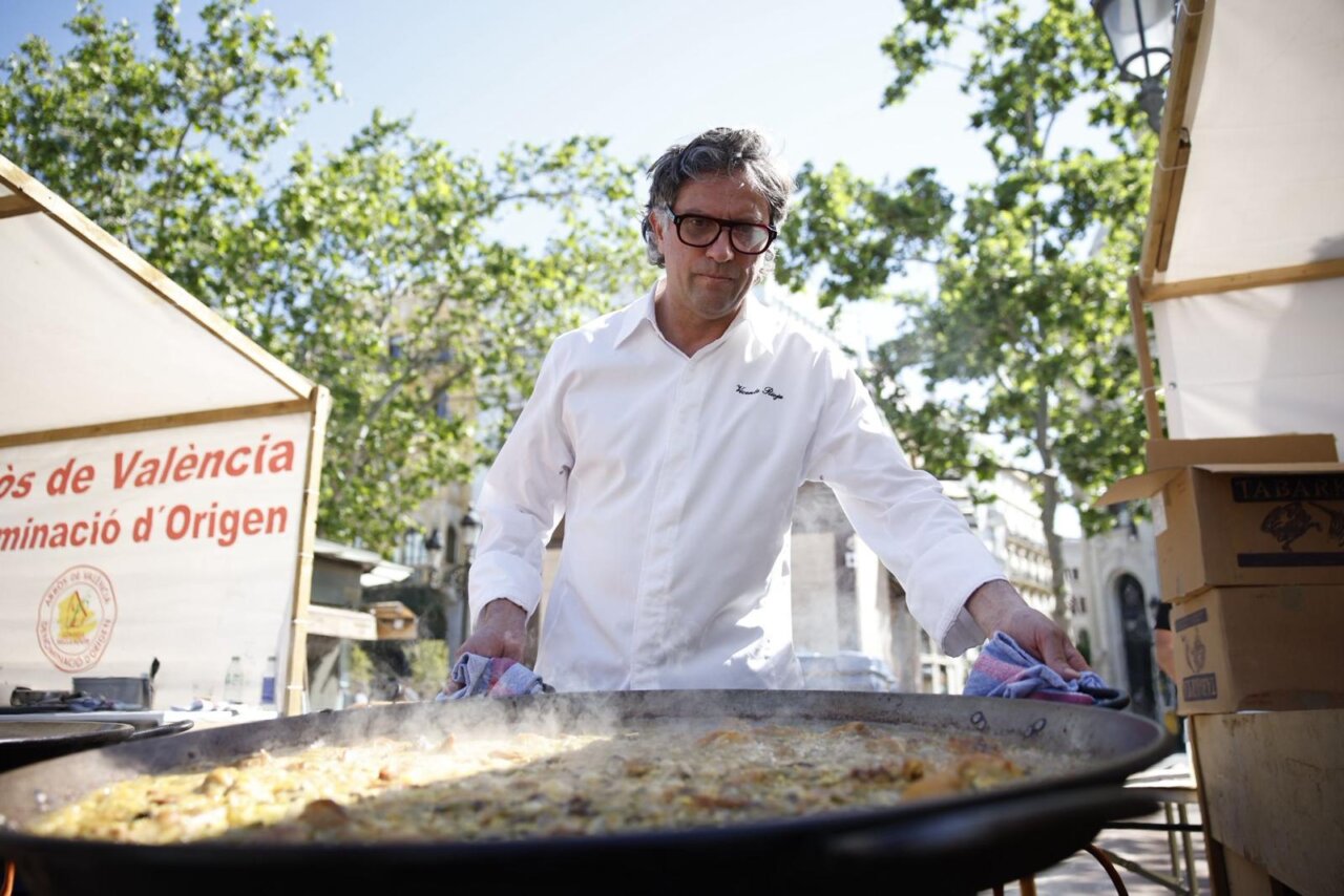 Chef cocinando paella en el TastArròs de València