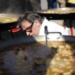 Chef observando la paella en el evento TastArròs en València.