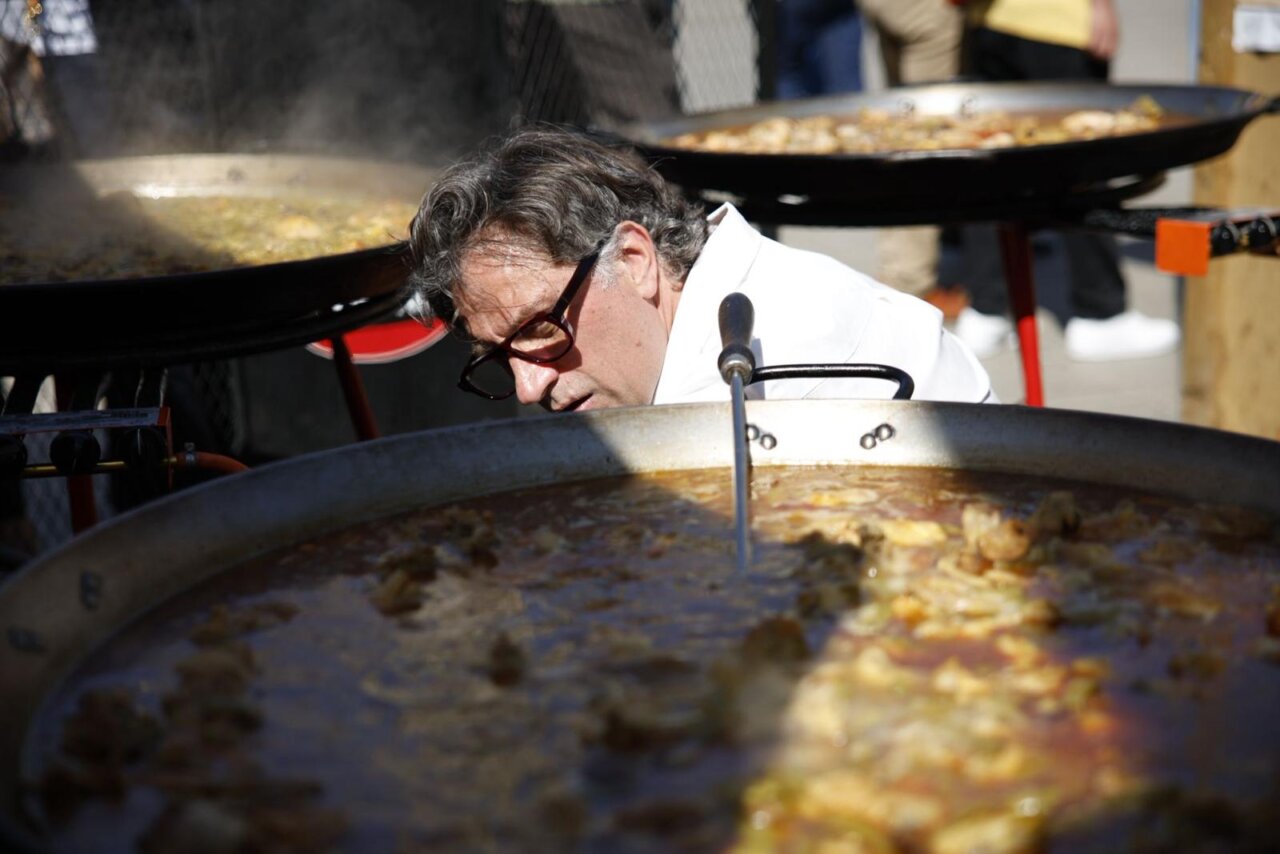 Chef observando la paella en el evento TastArròs en València.