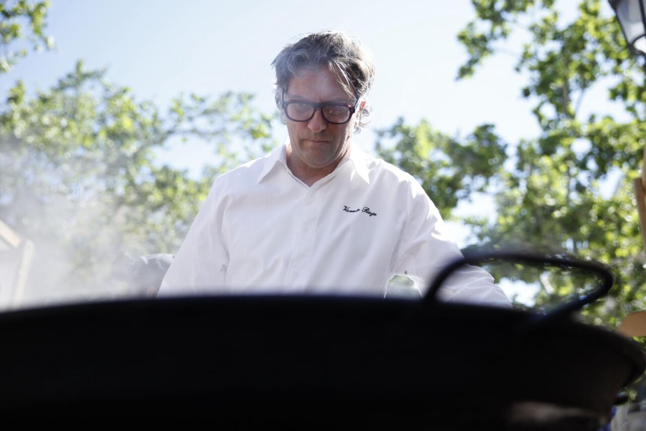 Chef cocinando arroz en el evento TastArròs en València
