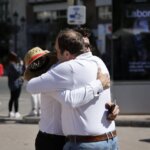 Dos personas abrazándose en un evento gastronómico en València