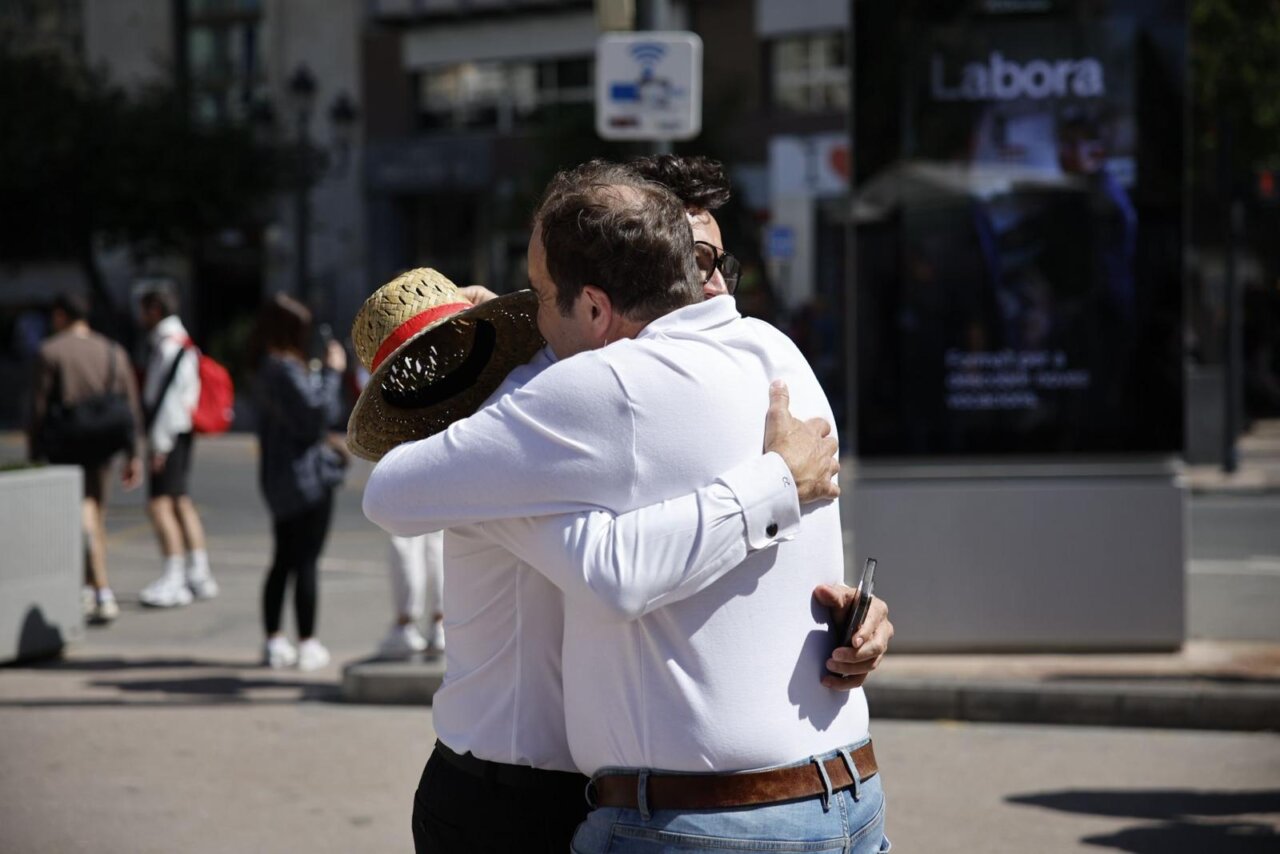 Dos personas abrazándose en un evento gastronómico en València