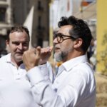 Dos hombres conversando en el evento TastArròs en València