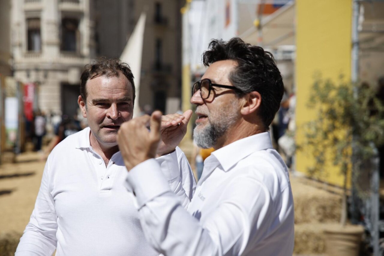 Dos hombres conversando en el evento TastArròs en València