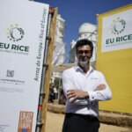 Participante en el evento TastArròs con cartel de EU Rice