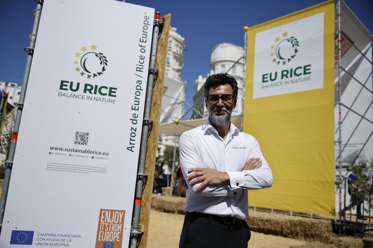 Participante en el evento TastArròs con cartel de EU Rice