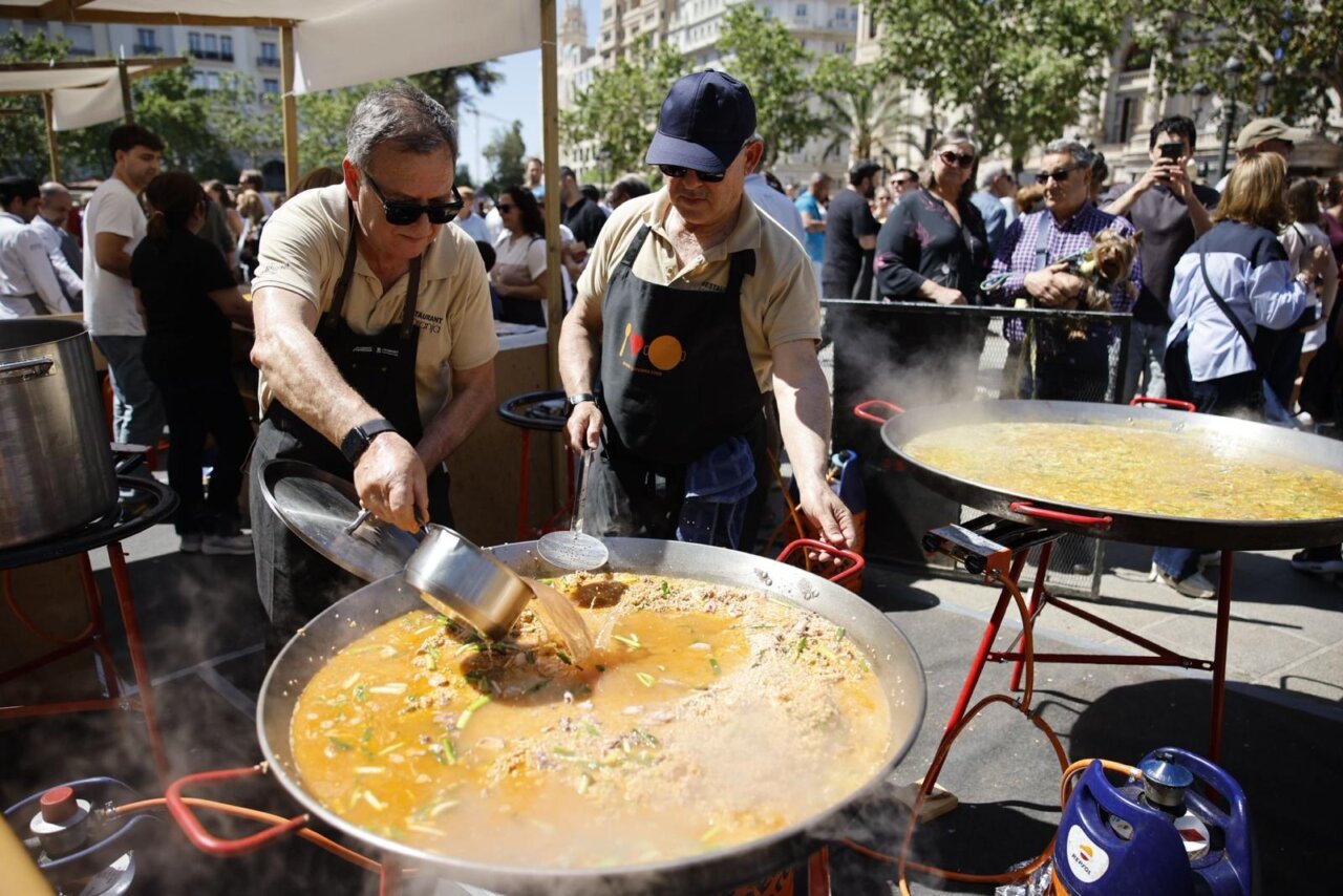 Dos chefs cocinando paella en el evento TastArròs en València