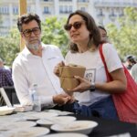 Personas en el evento TastArròs en València con platos de arroz