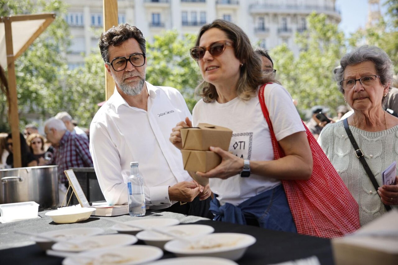 Personas en el evento TastArròs en València con platos de arroz