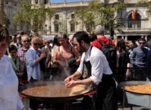 Chef cocinando paella en evento TastArròs en Valencia