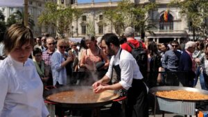 Chef cocinando paella en evento TastArròs en Valencia