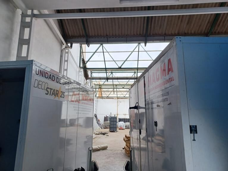 Interior de la antigua cooperativa de San José con estructura visible