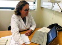 Dra. Belén Merck trabajando en su consultorio sobre hemorroides