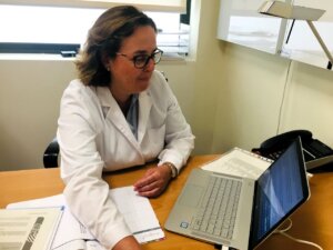 Dra. Belén Merck trabajando en su consultorio sobre hemorroides