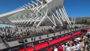 Atletas compitiendo en el triatlón internacional en Valencia con el edificio de la Ciudad de las Artes y las Ciencias de fondo.