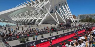 Atletas compitiendo en el triatlón internacional en Valencia con el edificio de la Ciudad de las Artes y las Ciencias de fondo.