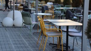 Terraza con mesas y sillas en el barrio de Russafa