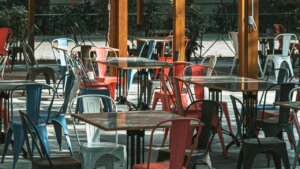 Terraza con mesas y sillas de colores en València