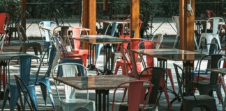 Terraza con mesas y sillas de colores en València