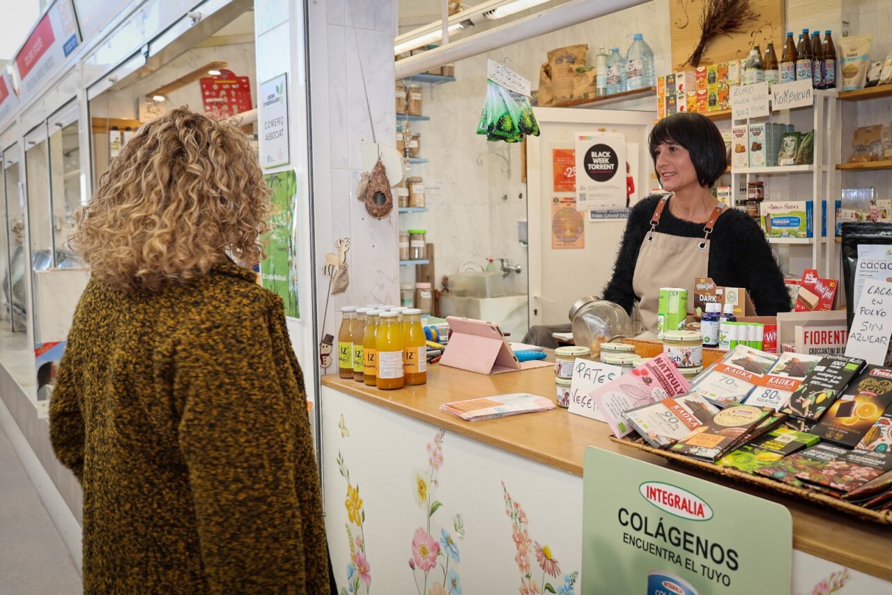 Vista de una mujer comprando en el Mercado de Sant Gregori en Torrent.