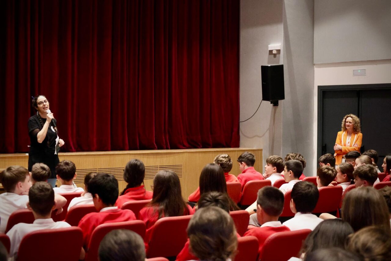 Presentación en el salón de actos de la Mostra de Teatre Escolar en Torrent