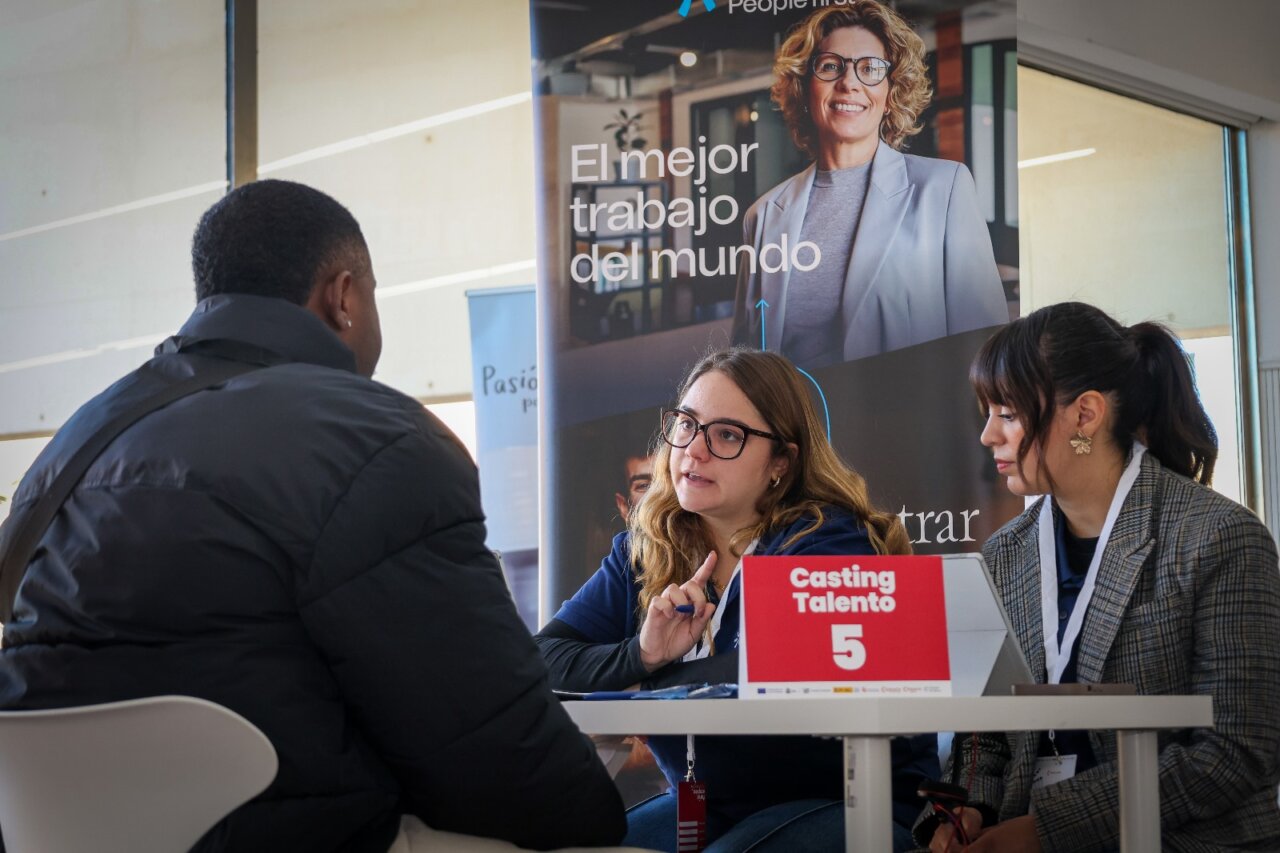 Participantes en el evento Som Talent realizando entrevistas laborales