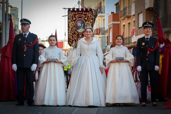 Cuatro personas en vestimenta tradicional durante el Encuentro Glorioso en Torrent