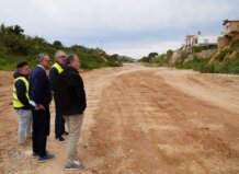 Grupo de personas observando trabajos de emergencia en el barranco de l'Horteta
