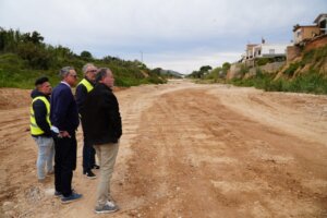 Grupo de personas observando trabajos de emergencia en el barranco de l'Horteta