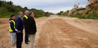 Grupo de personas observando trabajos de emergencia en el barranco de l'Horteta