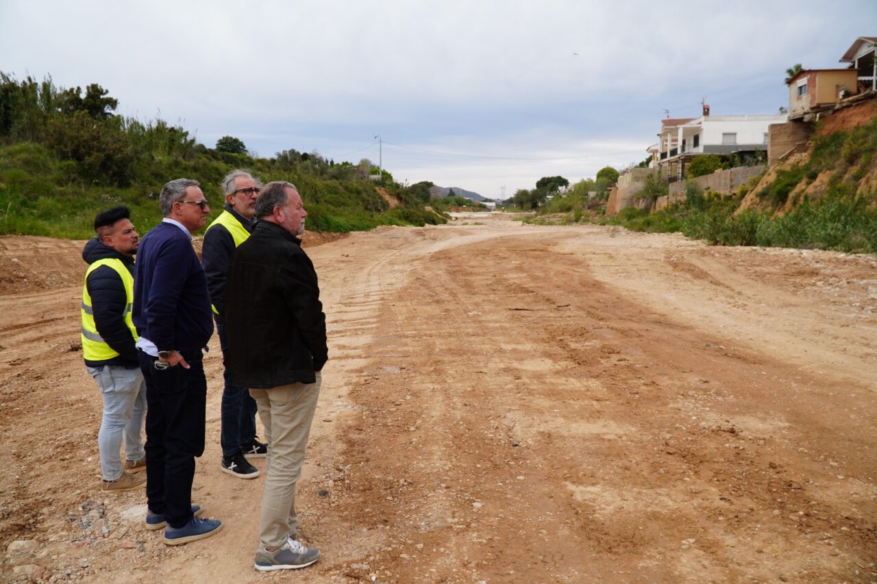 Grupo de personas observando trabajos de emergencia en el barranco de l'Horteta