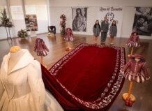 Presentación del traje de Reina del Encuentro en Torrent con capa de 7 metros.