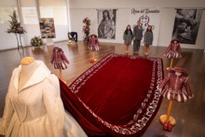 Presentación del traje de Reina del Encuentro en Torrent con capa de 7 metros.