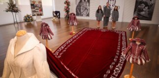 Presentación del traje de Reina del Encuentro en Torrent con capa de 7 metros.