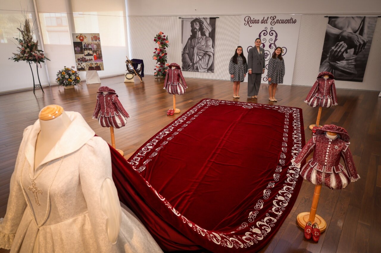 Presentación del traje de Reina del Encuentro en Torrent con capa de 7 metros.