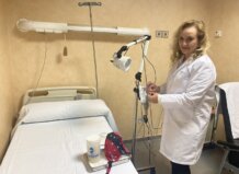 Médico ajustando equipo en habitación de hospital para tratamiento de ronquidos