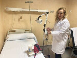 Médico ajustando equipo en habitación de hospital para tratamiento de ronquidos