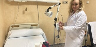 Médico ajustando equipo en habitación de hospital para tratamiento de ronquidos