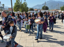 Grupo de personas participando en la Trobada d’Escoles en Valencià