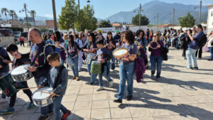 Grupo de personas participando en la Trobada d’Escoles en Valencià