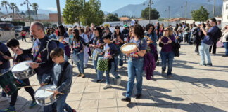 Grupo de personas participando en la Trobada d’Escoles en Valencià