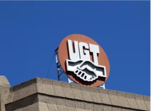 Logo de UGT en un edificio bajo un cielo azul