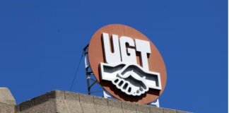Logo de UGT en un edificio bajo un cielo azul
