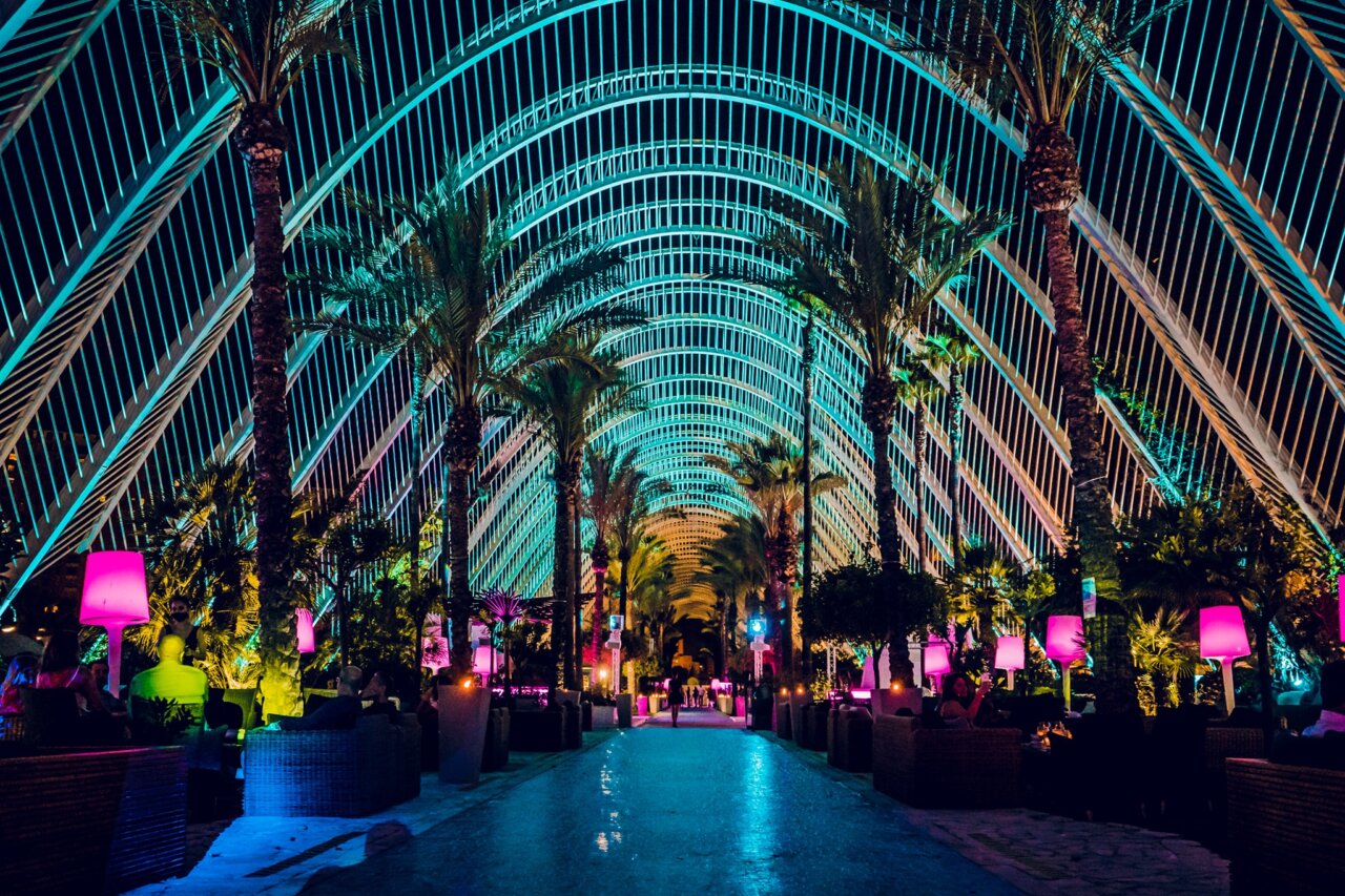 Interior del Umbracle con luces de colores y palmeras