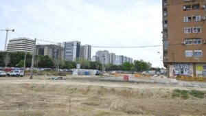 Obras de urbanización en Malilla Sur, València, con edificios en construcción.