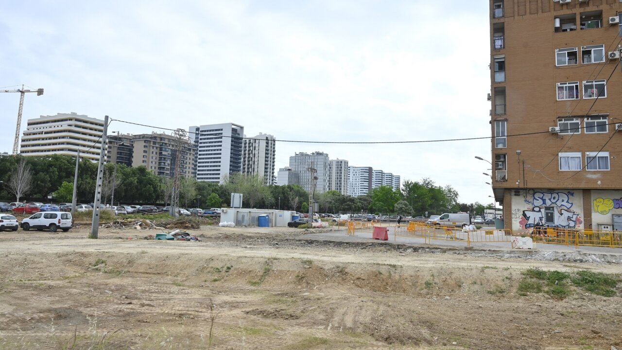 Obras de urbanización en Malilla Sur, València, con edificios en construcción.