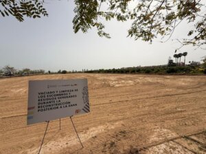 Cartel informativo sobre la limpieza de escombros en Picanya